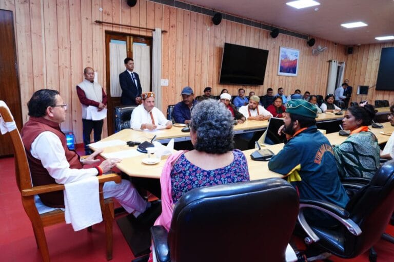 चौखुटिया आंदोलनकारियों से मिले सीएम धामी, अस्पताल विस्तार की घोषणा 11 चौखुटिया में बेहतर स्वास्थ्य सेवाओं के लिए बड़ा कदम, 50 बेडेड अस्पताल बनेगा