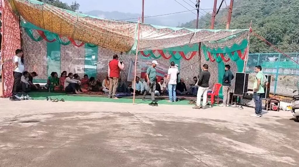 शराब ठेका हटाने की मांग पर अड़े प्रदर्शनकारियों से मिली मृतक अजेंद्र कंडारी की मां और बहन