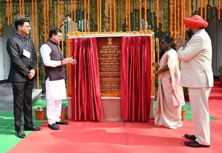 राष्ट्रपति मुर्मू ने राजपुर रोड पर फुट ओवरब्रिज और घुड़सवारी क्षेत्र का किया शुभारंभ 4 देहरादून में राष्ट्रपति मुर्मू का ऐतिहासिक दौरा, लोक संस्कृति की छटा ने मोहा मन