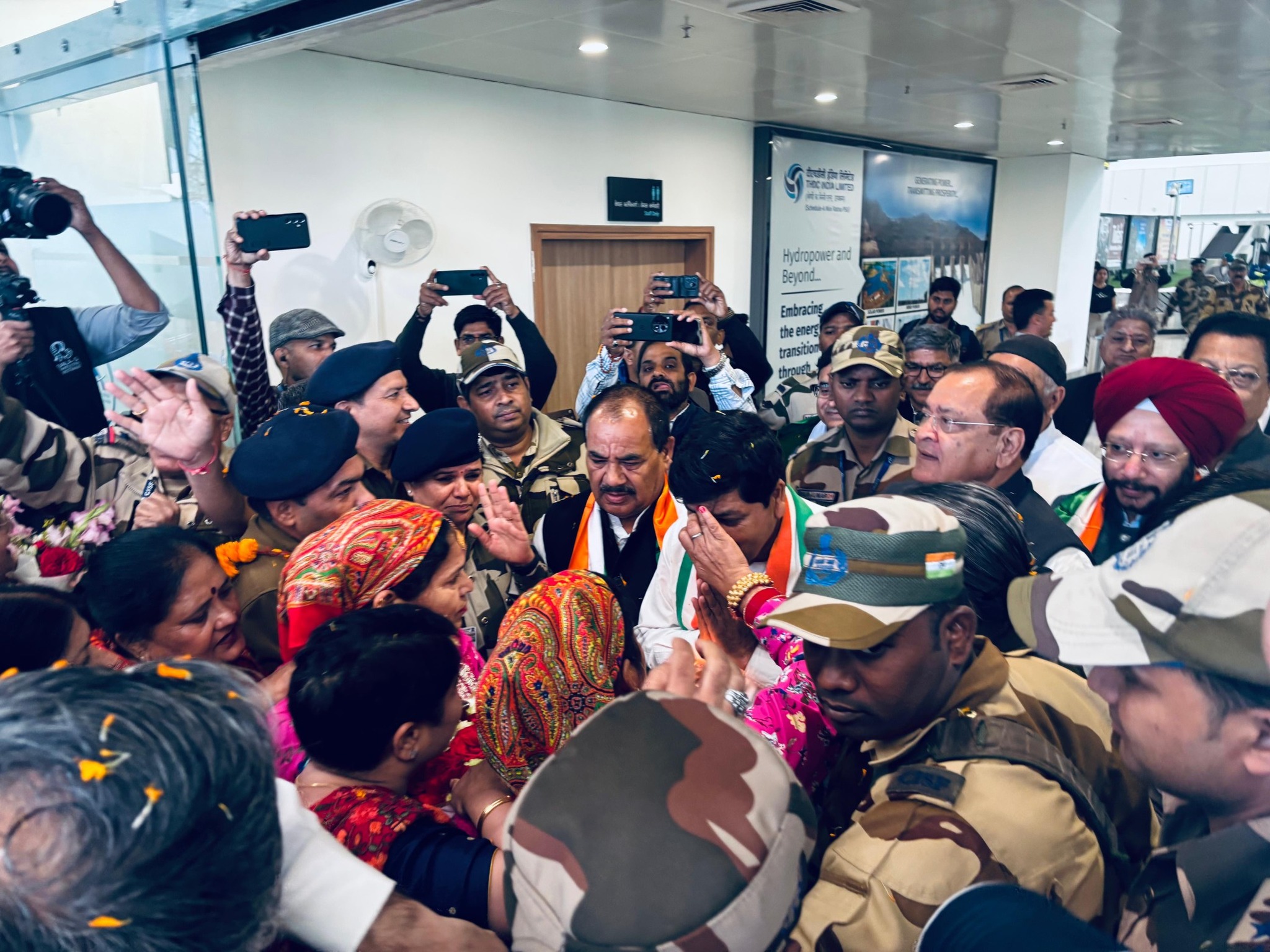 देहरादून लौटे गणेश गोदियाल, जौलीग्रांट में भव्य स्वागत; आज संभालेंगे प्रदेश अध्यक्ष का पद 1 जौलीग्रांट एयरपोर्ट पर गणेश गोदियाल का भव्य स्वागत