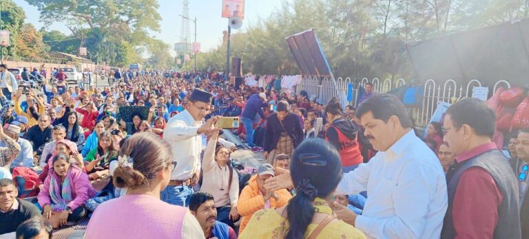 उपनल कर्मचारियों का धरना 10वें दिन भी जारी, कांग्रेस अध्यक्ष गणेश गोदियाल पहुंचे समर्थन में 3 उपनल कर्मचारी, देहरादून आंदोलन, नियमितीकरण, गणेश गोदियाल