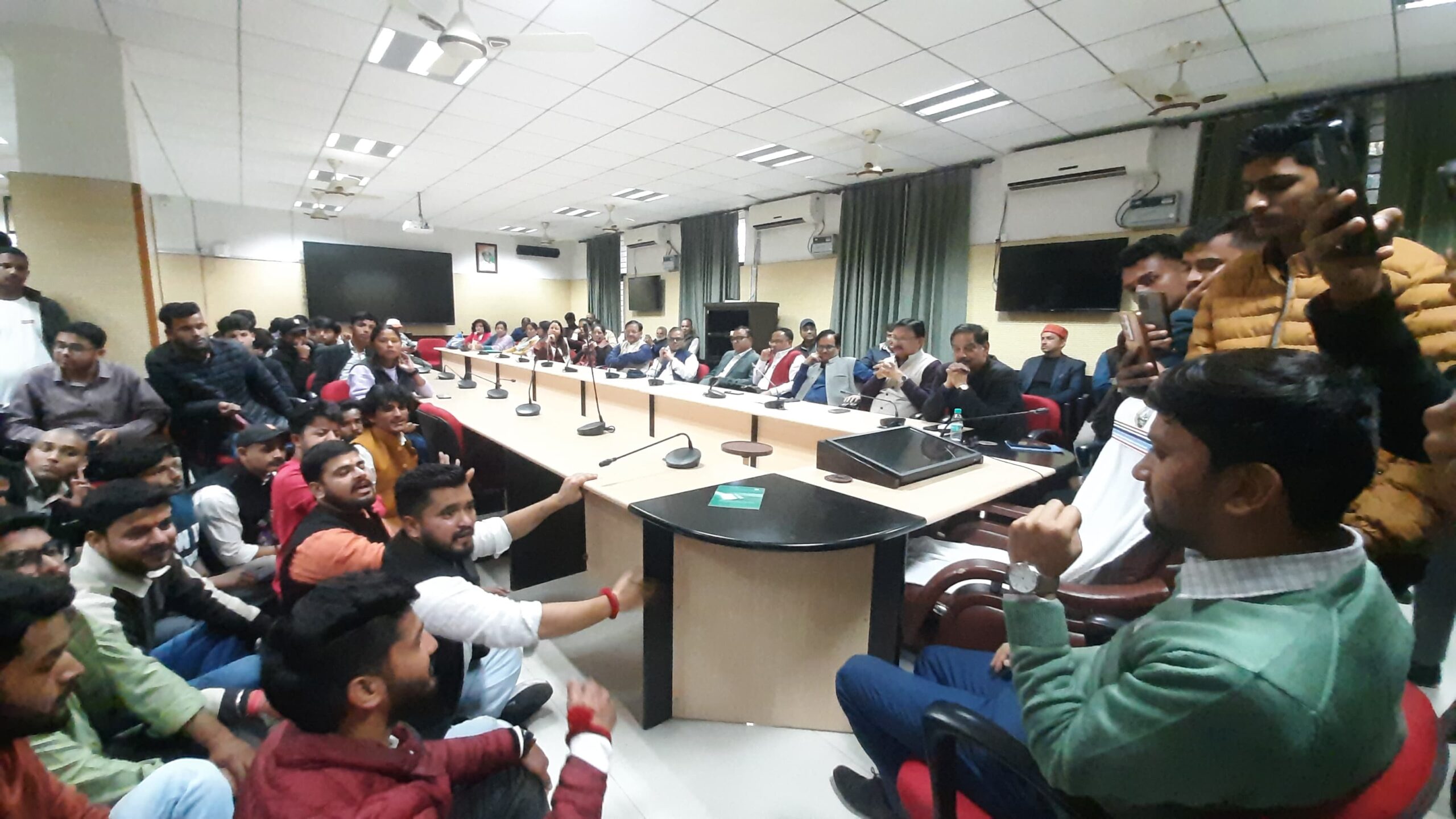 गढ़वाल केंद्रीय विश्वविद्यालय में विद्या परिषद बैठक विवाद, छात्र संघ प्रतिनिधियों का प्रदर्शन तेज