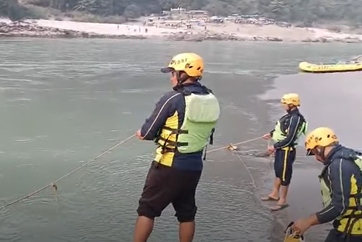 स्वर्गाश्रम के प्रतिबंधित घाट पर हादसा, चाचा बचा—18 वर्षीय युवक गंगा में बहा