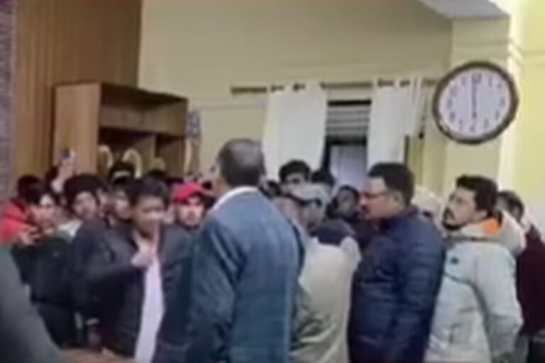 छात्रों का आरोप—विश्वविद्यालय मूल्यांकन में फेल, गोपेश्वर में कुलसचिव को जमकर कोसा