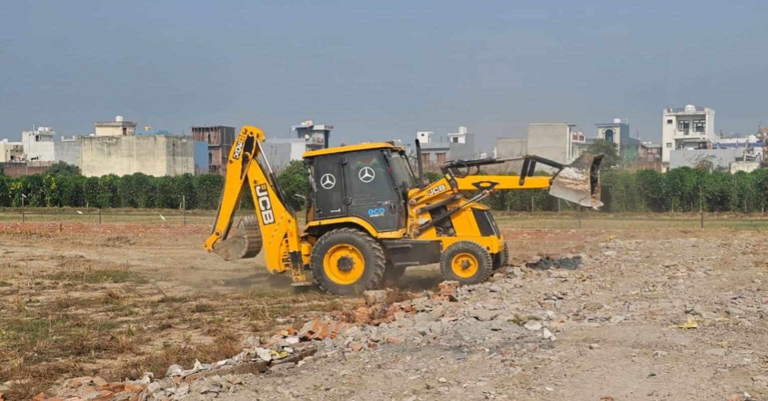 सेलाकुई में एमडीडीए की बड़ी कार्रवाई | 10 बीघा अवैध प्लाटिंग ध्वस्त