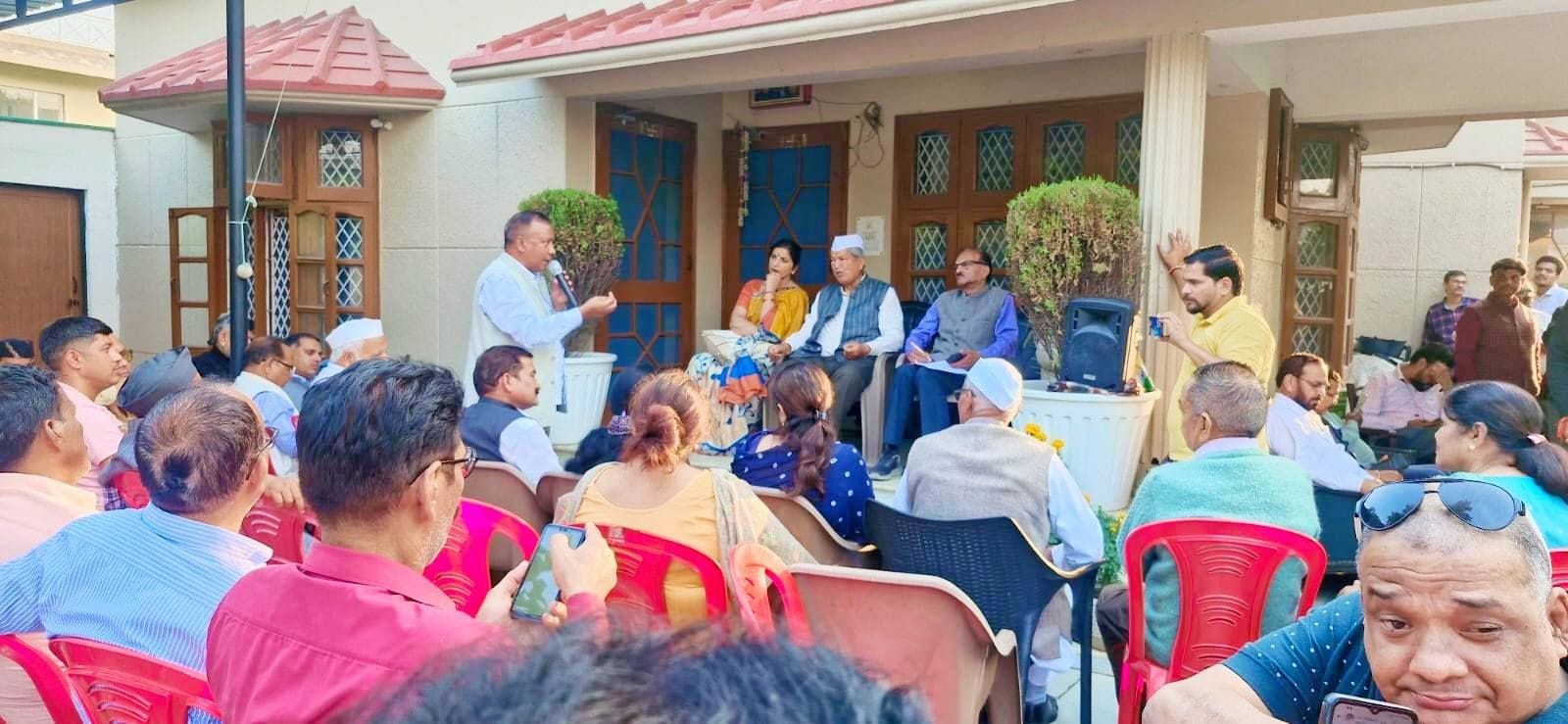 गुड़ की कटक और चाय संग हरीश रावत ने की बातचीत, 41 सुझाव मिले विकास रोडमैप पर 1 देहरादून: हरीश रावत की गुड़-कटक वाली चाय पार्टी में हुई राजनीति और विकास पर चर्चा