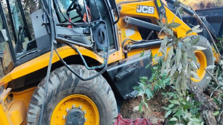 पिथौरागढ़ डीडीहाट में जेसीबी खाई में गिरी