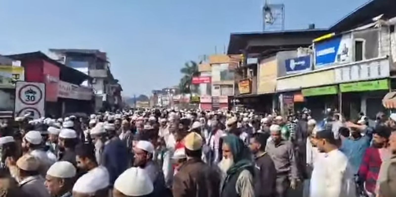 देहरादून में शहर काज़ी मौलाना मोहम्मद अहमद कासमी की अंतिम विदाई, जनसैलाब उमड़ा 1 देहरादून, मौलाना कासमी, शहर काज़ी, जनाज़ा, धर्म समाचार, चंदरनगर कब्रिस्तान