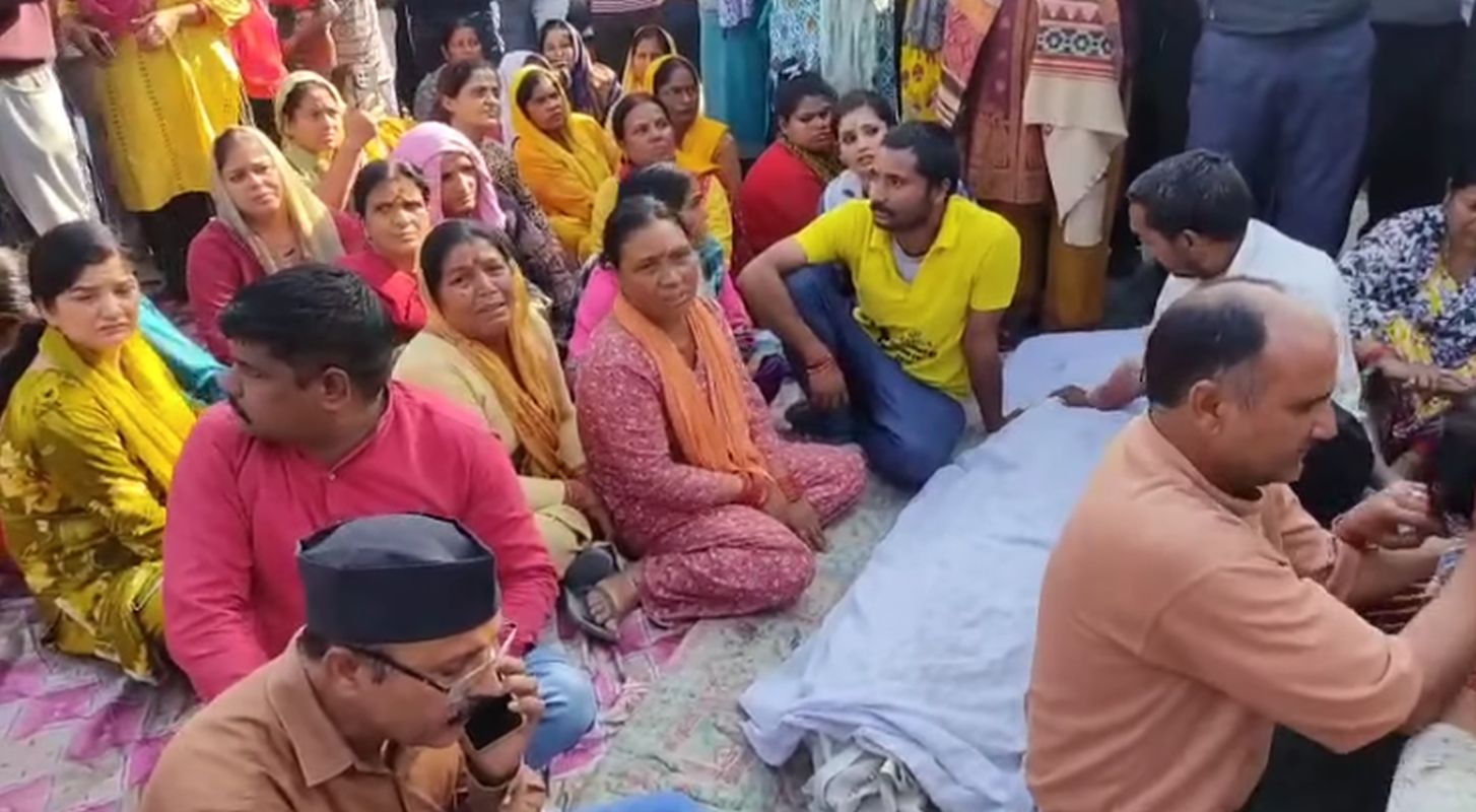 बसंत विहार क्षेत्र में ट्रैक्टर ने ली युवक की जान, खनन वाहनों पर स्थानीयों का गुस्सा फूटा