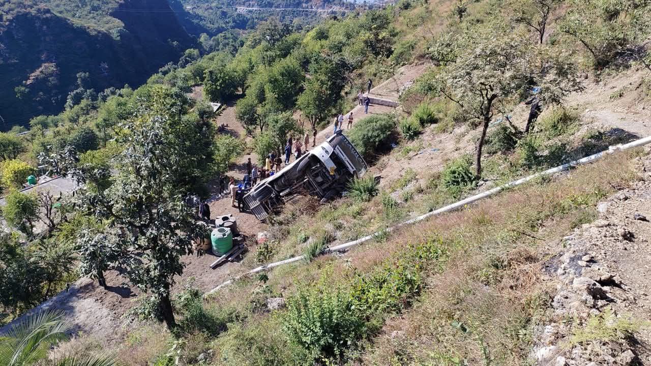 कुंजापुरी से लौटते श्रद्धालुओं की बस 100 मीटर खाई में गिरी, पाँच की मौत 1 कुंजापुरी दुर्घटना, नरेंद्रनगर हादसा, ऋषिकेश बस एक्सीडेंट, दयानंद आश्रम, टिहरी समाचार
