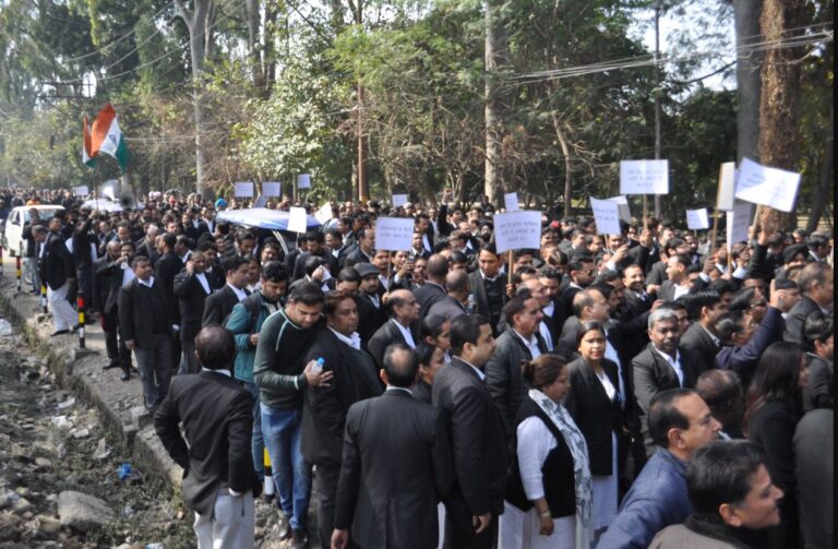 देहरादून में अधिवक्ताओं का धरना 11वें दिन भी जारी, चैंबर निर्माण को लेकर संघर्ष समिति बनी 5 देहरादून में वकीलों की हड़ताल 32वें दिन भी जारी