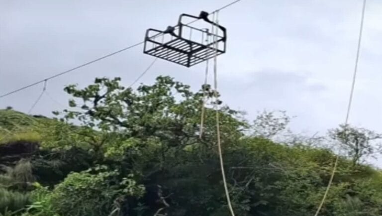 मुनस्यारी: मंदाकिनी नदी पर ट्रॉली हवा में लटकी, प्रशासन से मदद की गुहार