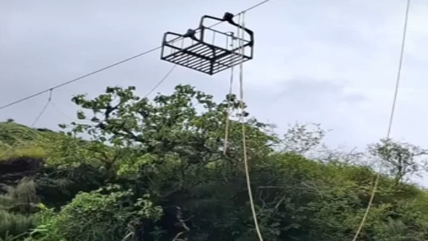 पिथौरागढ़: चार महीने से जान जोखिम में डाल रहे तीन हजार ग्रामीण, नदी पर पुल अब तक नहीं बना 1 मुनस्यारी: मंदाकिनी नदी पर ट्रॉली हवा में लटकी, प्रशासन से मदद की गुहार