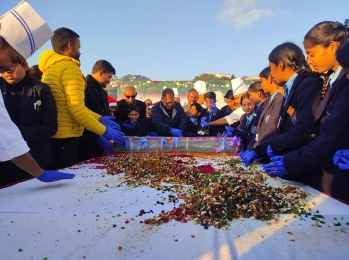 मसूरी में केक मिक्सिंग समारोह से शुरू हुआ क्रिसमस सीज़न, रौनक लौटने लगी पहाड़ों की रानी 1 मसूरी समाचार, क्रिसमस तैयारी, केक मिक्सिंग, पर्वतीय पर्यटन, जेपी रेजीडेंसी मैनर, उत्सव मसूरी