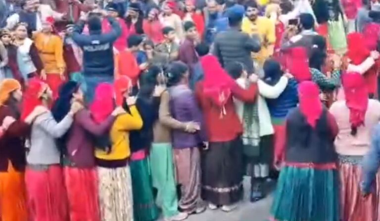 मसूरी में पारंपरिक बग्वाल उत्सव धूमधाम से आयोजित, लोकगीत–नृत्य ने मोहा मन 1 मसूरी में पारंपरिक बग्वाल उत्सव