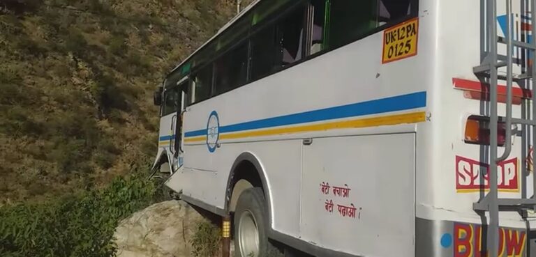 पाबौ क्षेत्र में सड़क सुरक्षा पर सवाल, चालक के निर्णय से टला बड़ा हादसा