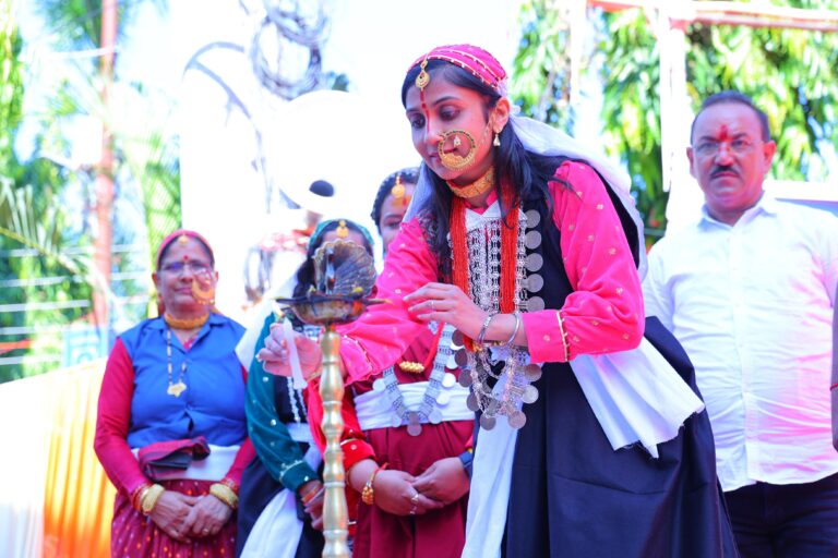बैकुंठ चतुर्दशी मेले में झलकी उत्तराखंड की संस्कृति, डीएम ने पहाड़ी परिधान पहन बढ़ाया उत्साह 9 डीएम स्वाति भदौरिया बोलीं — “अपण संस्कृति बचौंण चली”, गढ़वाली परिधान में जीता दिल