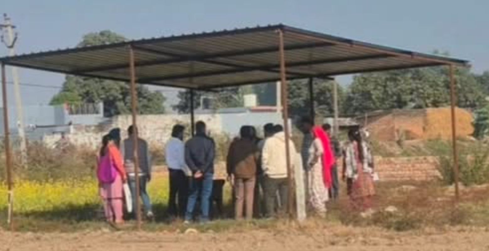 रामनगर में महिला पटवारी और कानूनगो से अभद्रता, दस्तावेज फाड़े; प्रशासन सख्त 1 रामनगर समाचार, भूमि विवाद, राजस्व विभाग, महिला पटवारी, प्रशासनिक कार्रवाई