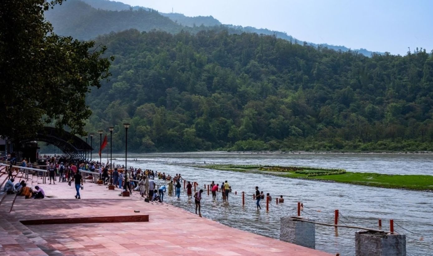 ऋषिकेश नावघाट पर बड़ा हादसा टला, जल पुलिस ने चाचा–भतीजी को गंगा से बचाया