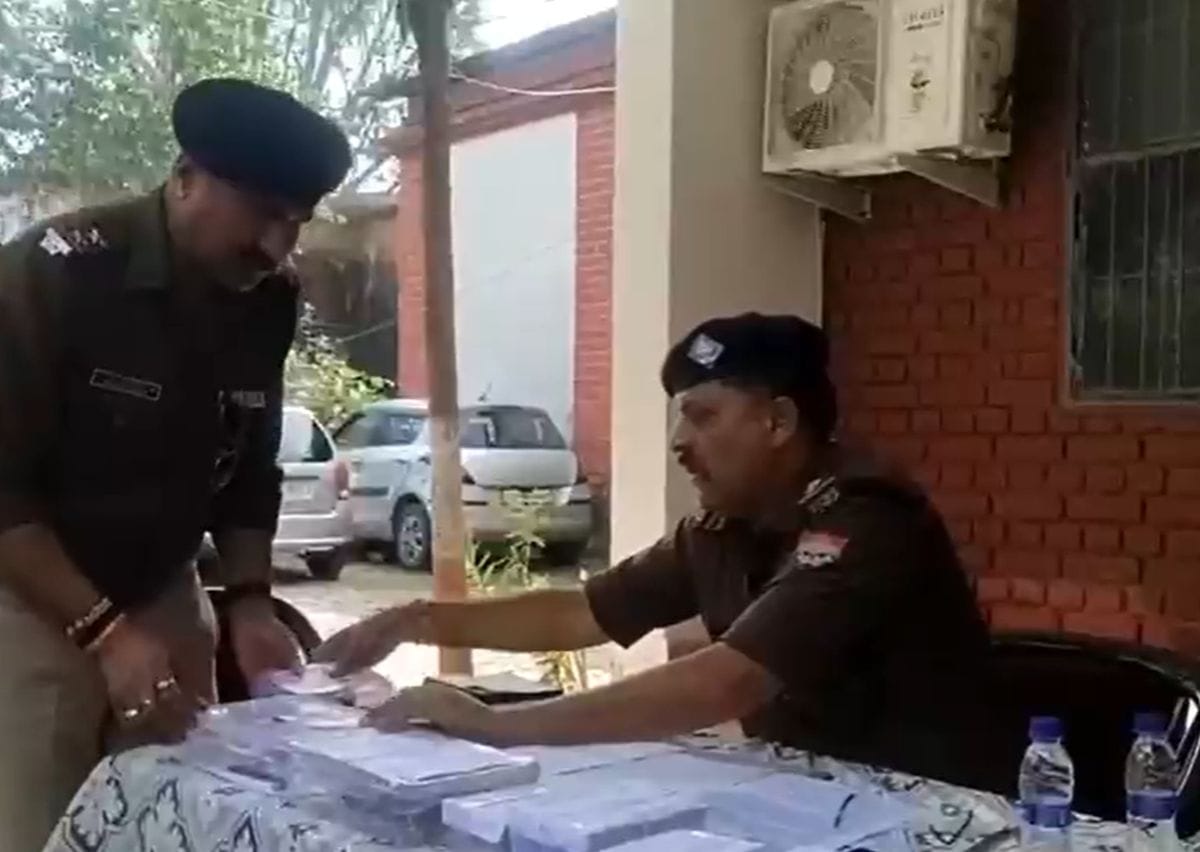 ऋषिकेश: चोरी के मामले में शातिर चोर गिरफ्तार, आठ मुकदमों में था वांछित 1 ऋषिकेश में सीरियल चोर गिरफ्तार, पुलिस ने बरामद किए चोरी के आभूषण