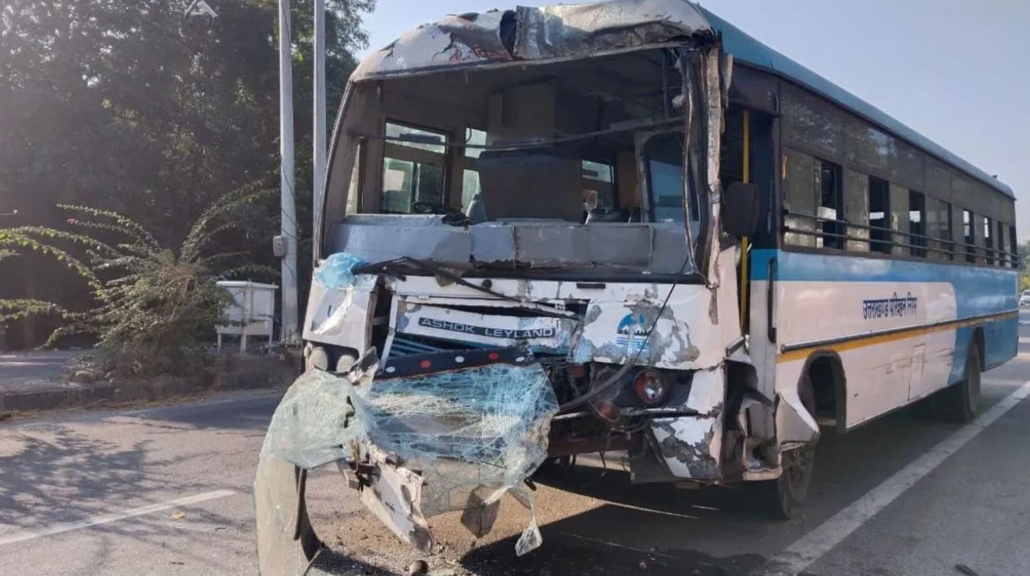 ऋषिकेश जा रही बस ट्रक से भिड़ी, कोई यात्री घायल नहीं, चालक-परिचालक को चोट 1 रायवाला में सुबह-सुबह हादसा, दिल्ली से आ रही बस झपकी के चलते ट्रक से जा टकराई