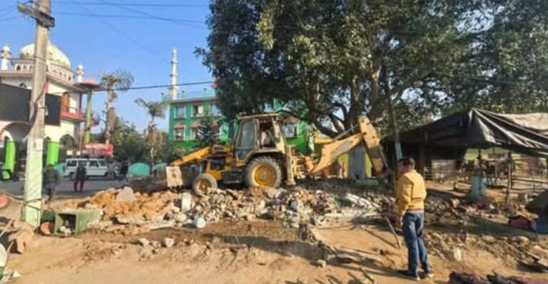 रुड़की पिरान कलियर में सरकारी भूमि से अवैध मजार ध्वस्त, प्रशासन की सख्त कार्रवाई 12 रुड़की समाचार, अवैध निर्माण, पिरान कलियर, बुलडोज़र कार्रवाई, सरकारी भूमि अतिक्रमण