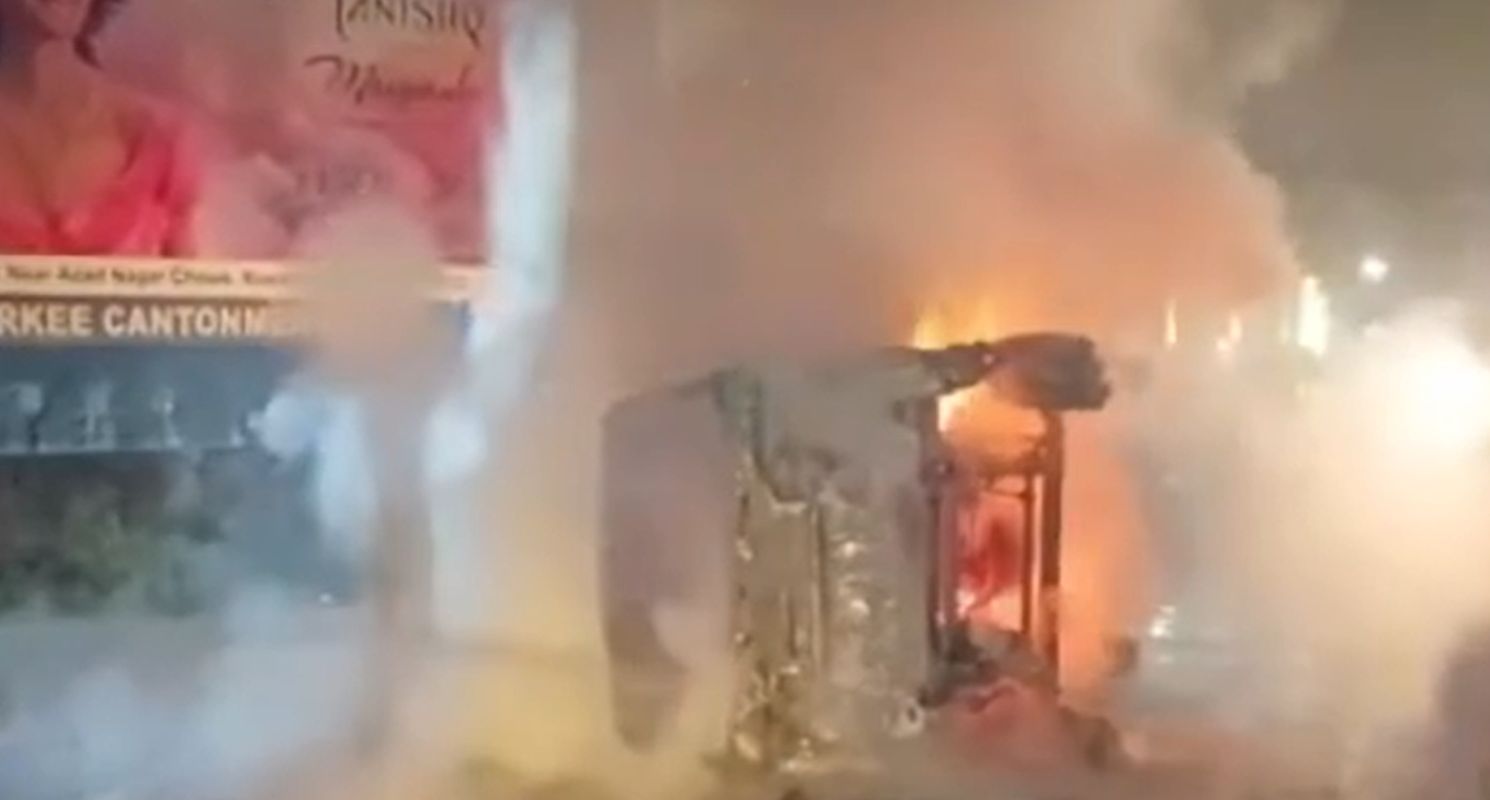 रुड़की: चलते वाहन में आग लगने से अफरा-तफरी, फायर यूनिट ने डीजल टैंक फटने से रोका 1 चलते वाहन में आग