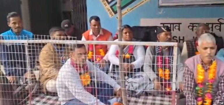 रुद्रप्रयाग में सड़क न बनने से फूटा ग्रामीणों का गुस्सा, तीन बुजुर्ग बैठे भूख हड़ताल पर