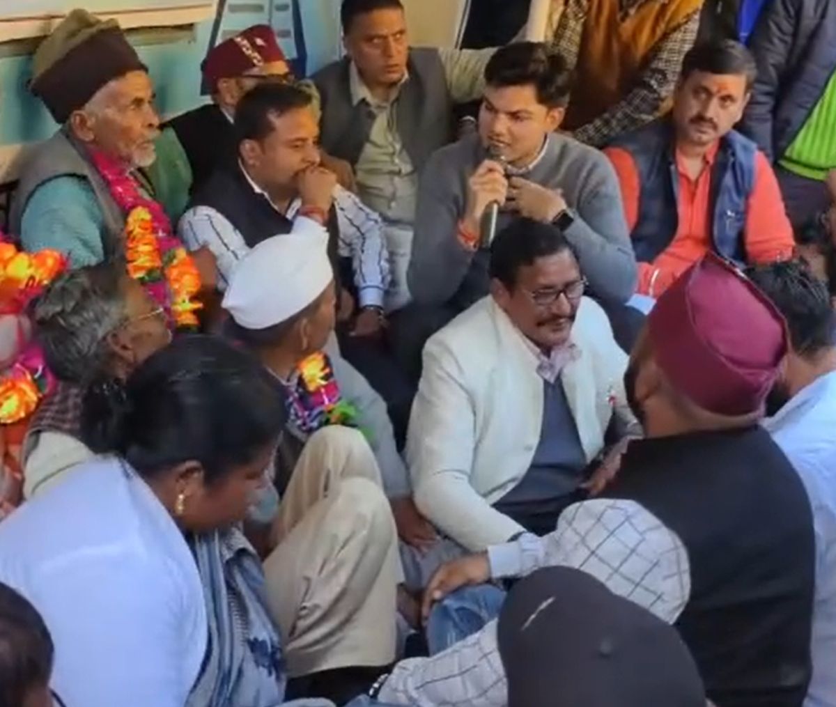 रुद्रप्रयाग: 9 किमी सड़क के लिए भूख हड़ताल पर बैठे ग्रामीण, डीएम के आश्वासन के बाद टूटा आंदोलन
