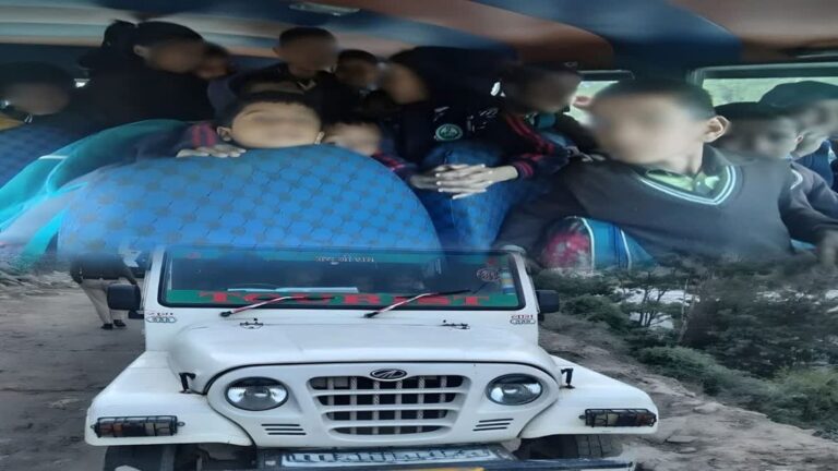 चमोली के थराली में स्कूली बच्चों से भरा ओवरलोड वाहन पकड़ा, चालक पर कार्रवाई