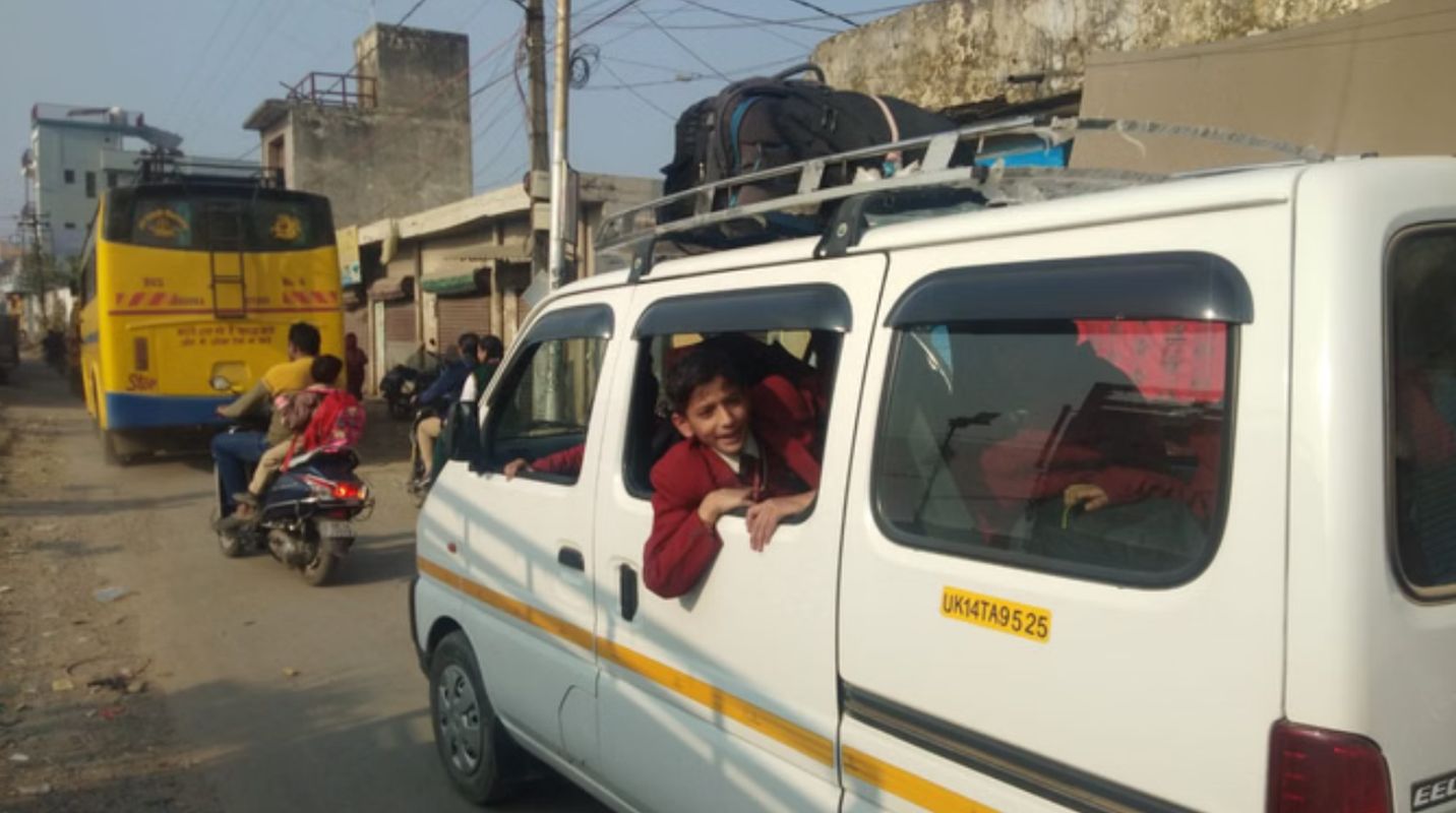 परिवहन विभाग की ढिलाई, स्कूल प्रबंधन नियम विरुद्ध वाहनों से बच्चों को ढो रहे 1 नियमों की अनदेखी: डोईवाला–रानीपोखरी में कई स्कूल वाहन बिना फिटनेस के चल रहे