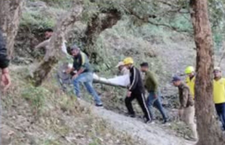 अल्मोड़ा समाचार, सड़क निर्माण हादसा, एसडीआरएफ रेस्क्यू, मलबा गिरा, मजदूर घायल