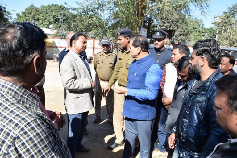 ऋषिकेश के पशुलोक क्षेत्र में कॉमन सर्विस सेंटर सील, एसडीएम ने अनियमितताएँ पकड़ीं 6 ऋषिकेश के पशुलोक क्षेत्र में कॉमन सर्विस सेंटर सील