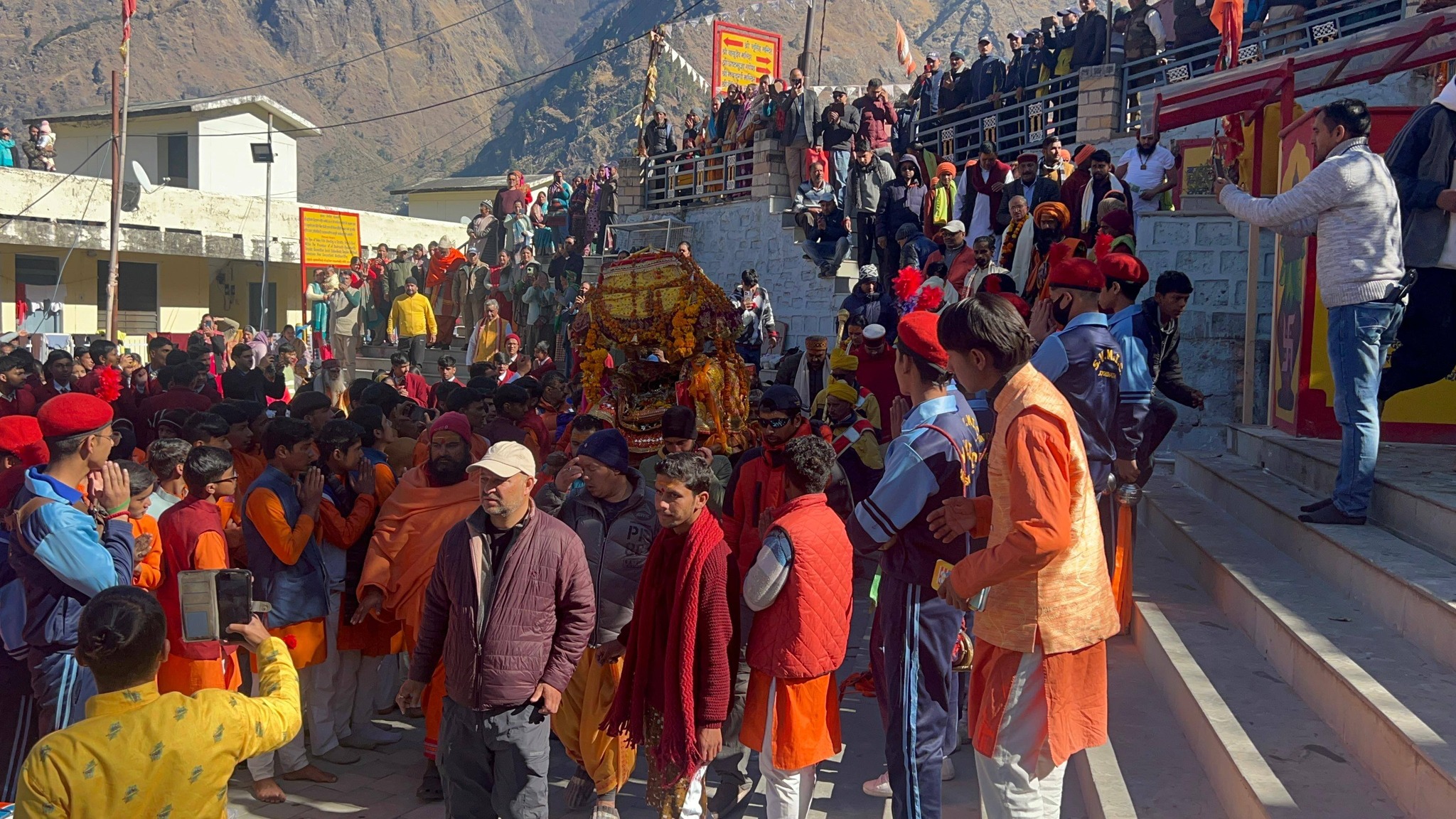 ज्योतिर्मठ नृसिंह मंदिर में शंकराचार्य गद्दी विराजित, शीतकालीन दर्शन शुरू 1 ज्योतिर्मठ, नृसिंह मंदिर, शंकराचार्य गद्दी, बदरीनाथ धाम, पांडुकेश्वर, शीतकालीन पूजा, चारधाम यात्रा