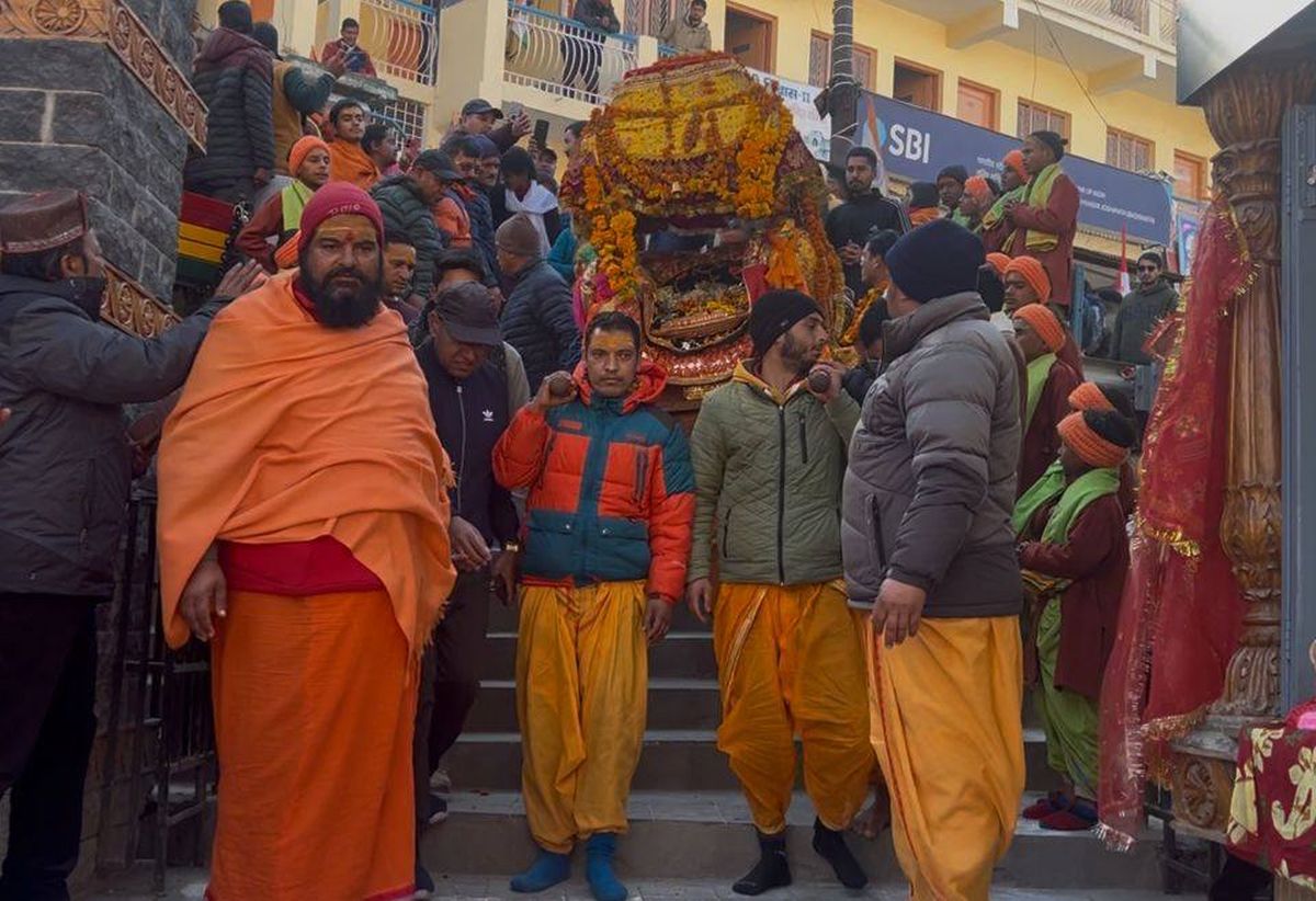 बदरीनाथ कपाट बंद होने के बाद शंकराचार्य गद्दी ज्योतिर्मठ पहुंची, भक्तिमय स्वागत 1 ज्योतिर्मठ, बदरीनाथ धाम, शंकराचार्य गद्दी, देव डोली, शीतकालीन पूजा, बीकेटीसी, चमोली, उत्तराखंड आध्यात्मिक समाचार