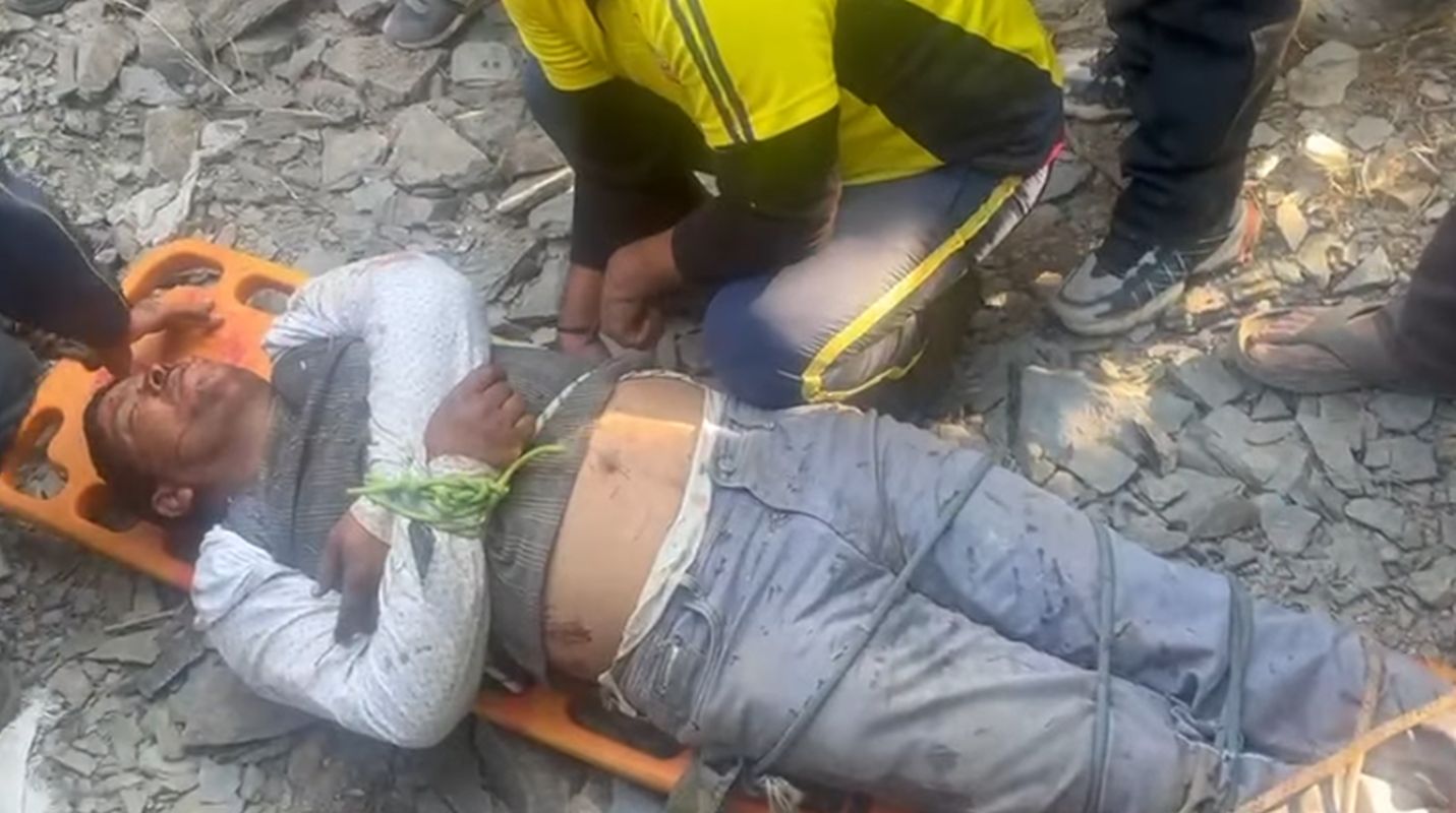 टिहरी में ट्रक 120 मीटर खाई में गिरा, SDRF ने चालक को बचाया 1 टिहरी में ट्रक 120 मीटर खाई में गिरा