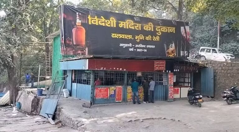 मुनि की रेती में अंग्रेजी शराब ठेके के खिलाफ आंदोलन तेज, मृतक की मां-व बहन ने साझा किया दुख