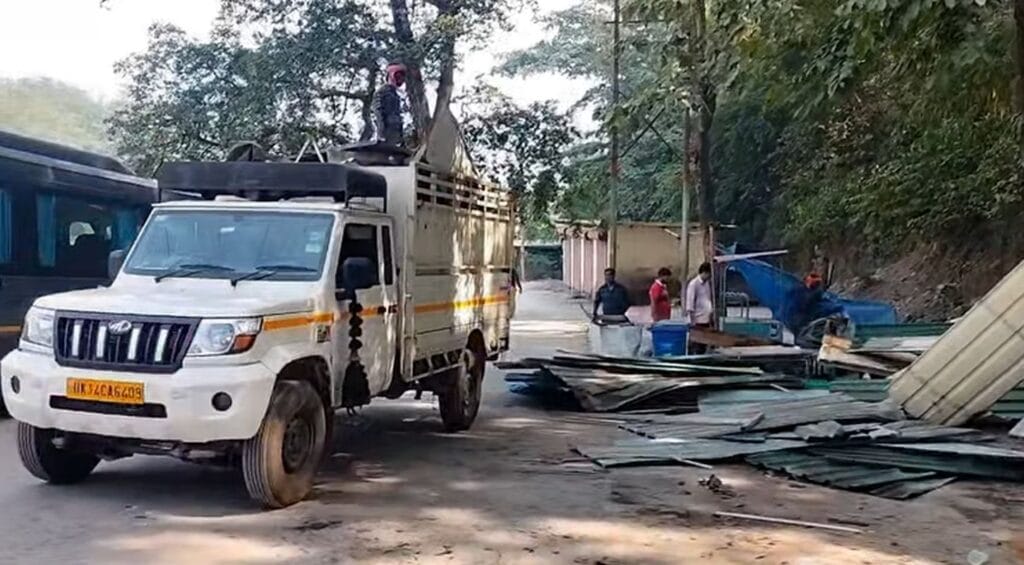 मुनि की रेती में शराब ठेके को लेकर तनाव, अतिक्रमण हटाने पहुंचा प्रशासन, प्रदर्शन जारी