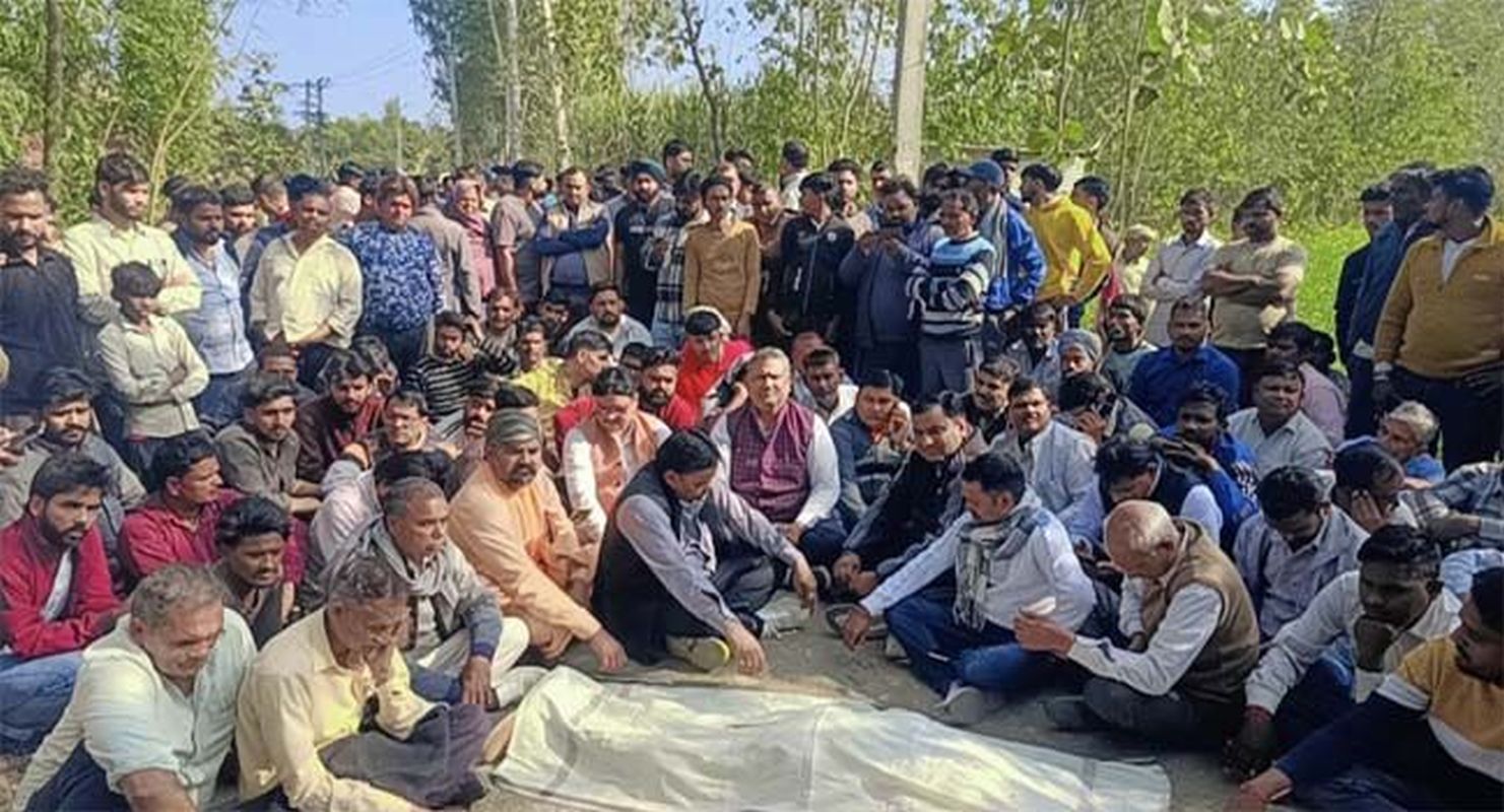 ट्रैक्टर-ट्रॉली की चपेट में आए दो युवक, गुस्साए ग्रामीणों ने पुलिस को शव नहीं उठाने दिया