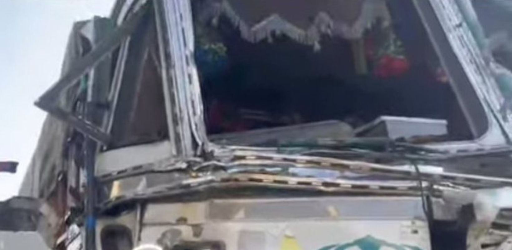 विकासनगर के शेरपुर में तेज रफ़्तार ट्रक घर में घुसा, पछवादून में खनन वाहनों का आतंक बढ़ा 1 विकासनगर, शेरपुर, दुर्घटना, खनन वाहन, तेज रफ़्तार, पछवादून, सड़क सुरक्षा