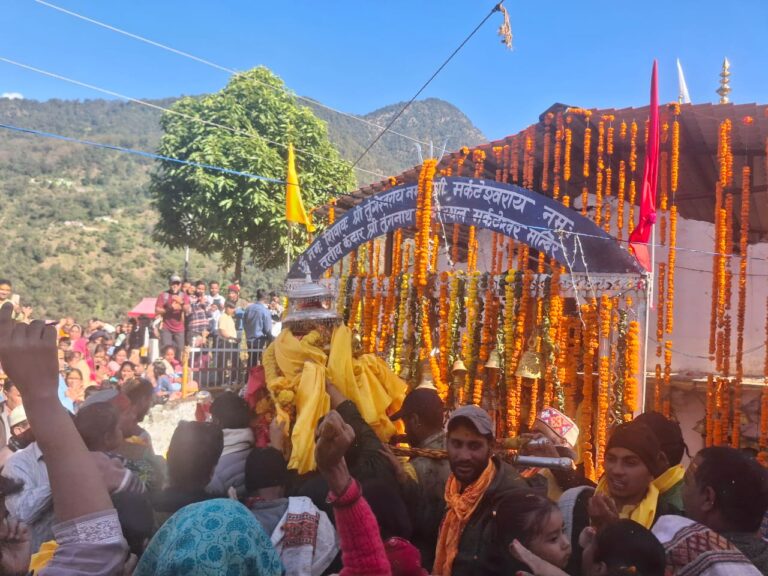 तृतीय केदार भगवान तुंगनाथ की डोली भव्य अनुष्ठानों के बीच मक्कूमठ पहुंची 12 जय बाबा तुंगनाथ! वैदिक मंत्रोच्चारण के बीच चल विग्रह डोली विराजमान हुई शीतकालीन गद्दीस्थल पर