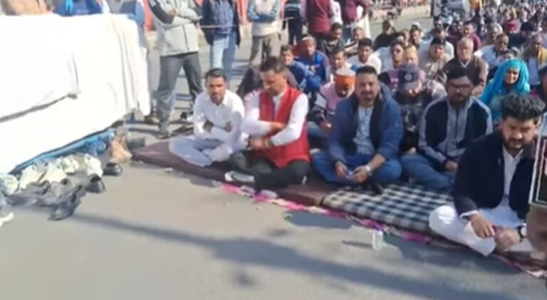 उपनल कर्मियों का धरना सातवें दिन