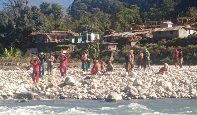 स्यूणा गांव अब भी पुल से वंचित: महिलाएँ खुद बना रहीं वैकल्पिक पुलिया, प्रशासन बोला—एलाइमेंट अटका 11 स्यूणा गांव अब भी पुल से वंचित