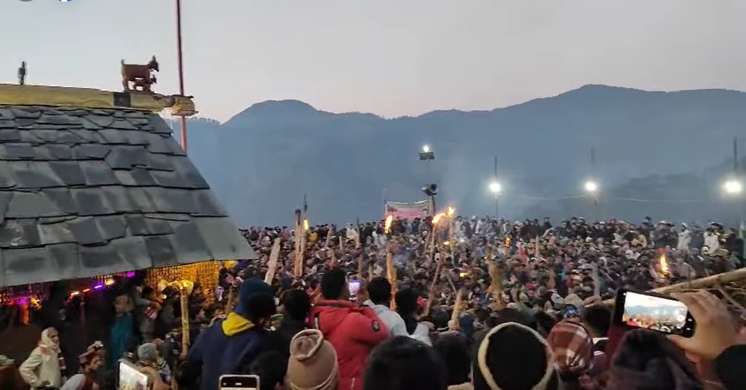 देवलांग मेले में परंपराओं की झलक, जलती आग के बीच पेड़ पर चढ़े युवक 1 देवलांग मेले में परंपराओं की झलक