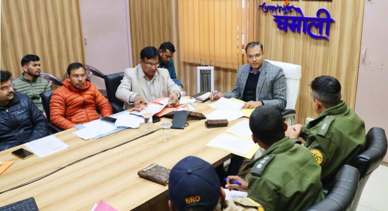 जिला समीक्षा बैठक में NH-07 चौड़ीकरण पर जोर, डीएम बोले—यातायात बाधित न हो 1 चमोली, NHIDCL, BRO, सड़क चौड़ीकरण, भूमि अधिग्रहण, जिलाधिकारी गौरव कुमार, विकास परियोजनाएँ