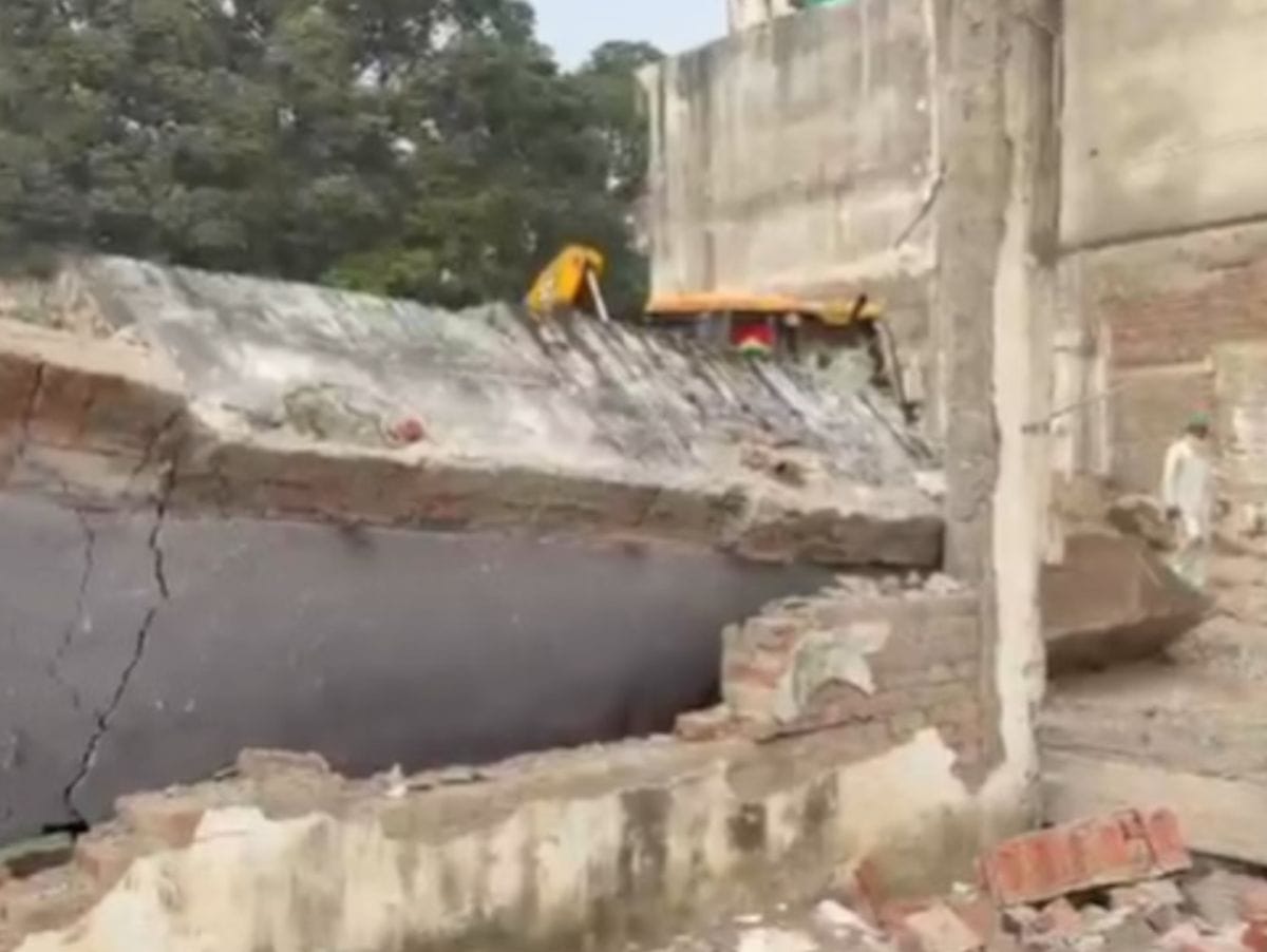 मुनिकीरेती में ओंकारानंद स्कूल के बाहर दीवार ढही, तीन दोपहिया वाहन चपेट में — बड़ा हादसा टला 1 दीवार गिरने से बाल-बाल बचे लोग, स्थानीयों ने सुरक्षा इंतज़ाम न करने पर जताया विरोध