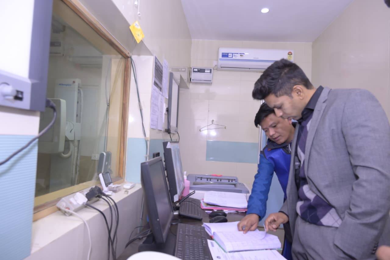 अल्मोड़ा जिला अस्पताल में बिना लाइसेंस चल रहा जन औषधि केंद्र, डीएम के औचक निरीक्षण में खुलासा 1 अल्मोड़ा जिला अस्पताल में बड़ा खुलासा | बिना लाइसेंस जन औषधि केंद्र