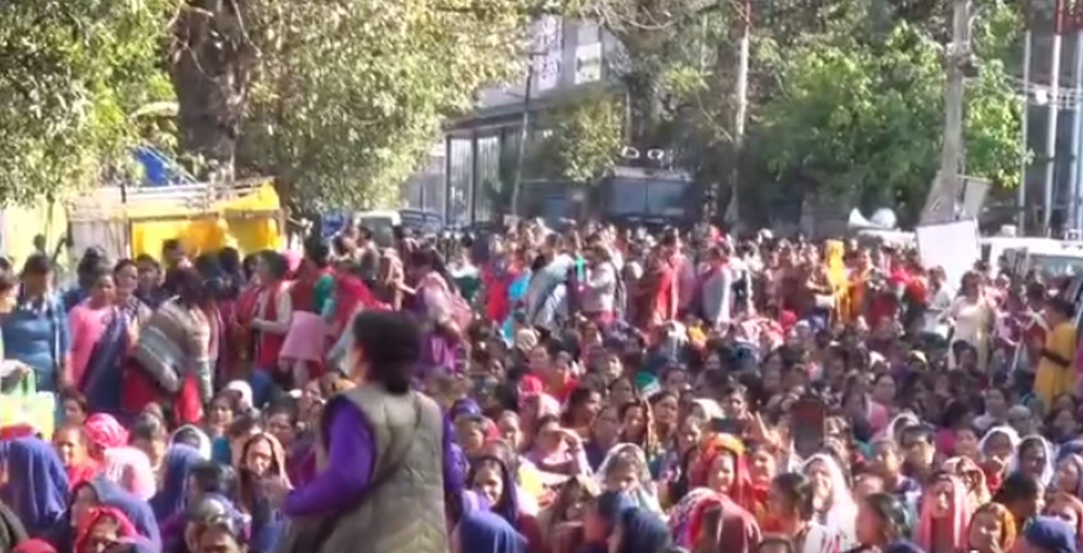 सचिवालय मार्च रोका गया, आंगनबाड़ी कार्यकत्रियों ने नारेबाजी कर जताया विरोध