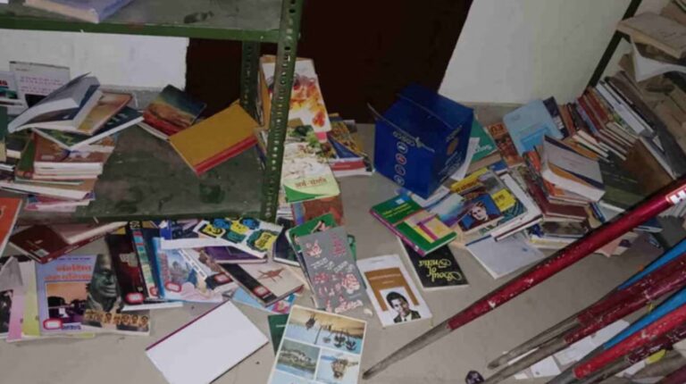 बौराड़ी जिला पुस्तकालय में लापरवाही उजागर, 7 हजार किताबें दीमक की भेंट 11 102 साल पुरानी धरोहर खतरे में, श्रीदेव सुमन जिला पुस्तकालय पर सवाल