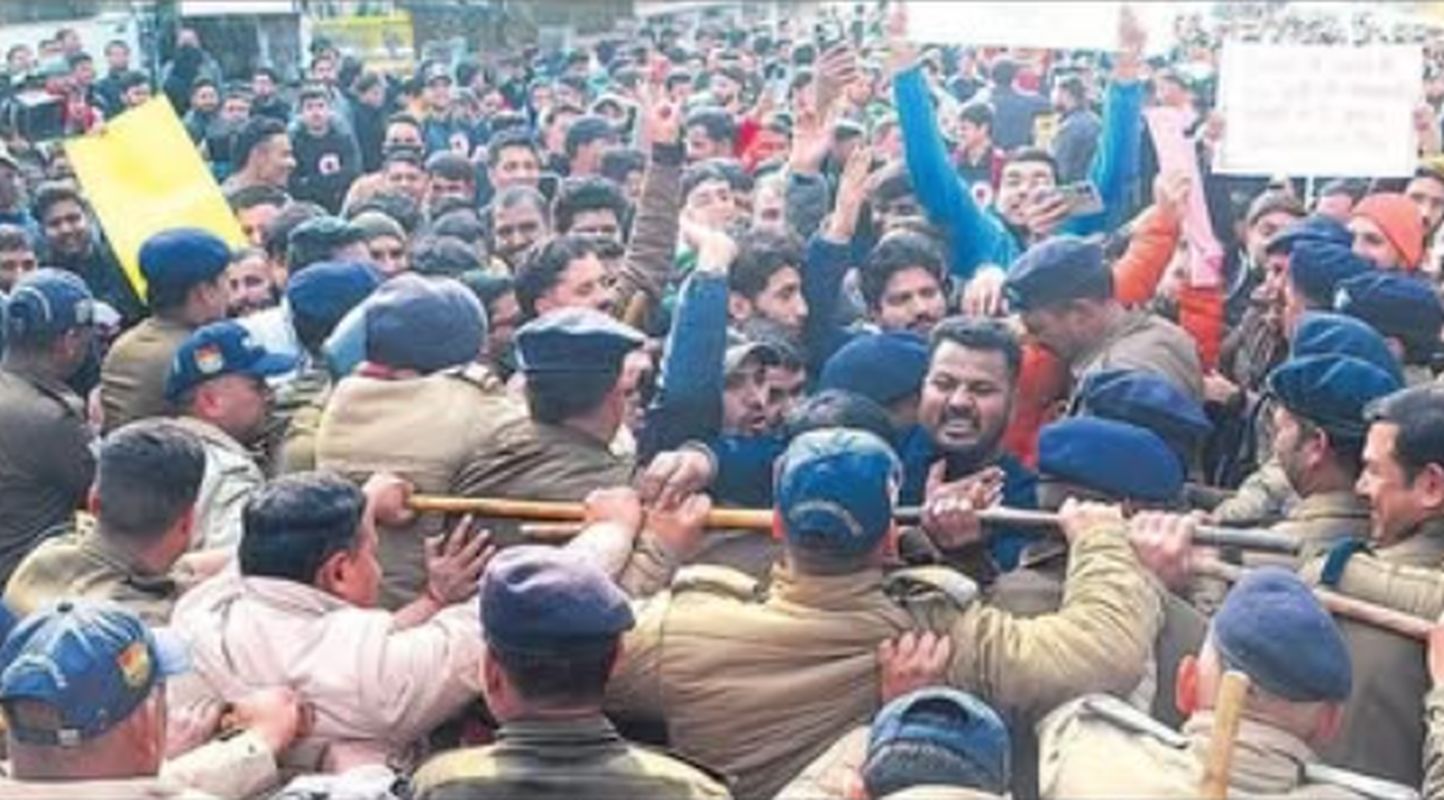 देहरादून में बेरोजगारों का सचिवालय कूच, आउटसोर्स भर्तियों के खिलाफ आक्रोश रैली 1 देहरादून समाचार, बेरोजगार संघ, आउटसोर्स भर्ती विरोध, सरकारी नौकरी, सचिवालय कूच